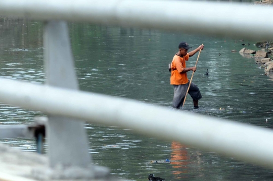 Cegah banjir, sampah plastik di Sungai Cideng dibersihkan