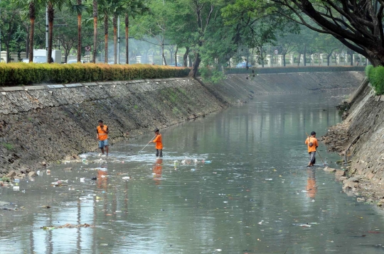 Cegah banjir, sampah plastik di Sungai Cideng dibersihkan