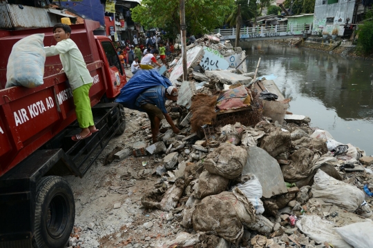 Mengais sisa-sisa reruntuhan bangunan di pinggiran sungai Johar