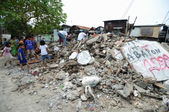 Mengais sisa-sisa reruntuhan bangunan di pinggiran sungai Johar