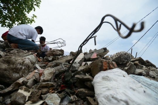Mengais sisa-sisa reruntuhan bangunan di pinggiran sungai Johar