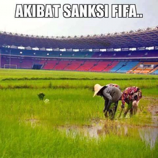 Meme kocak sindir kisruh sepakbola Indonesia, ada GBK jadi sawah