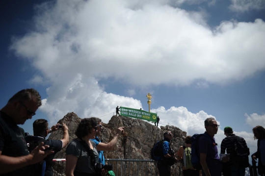 Aksi protes KTT G7 di puncak gunung tertinggi Jerman