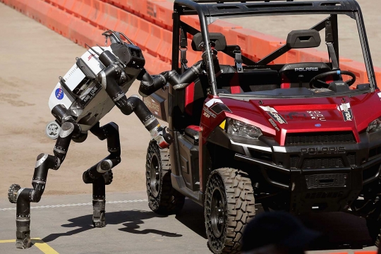 Melihat robot-robot canggih berkompetisi di DARPA Robotics Challenge
