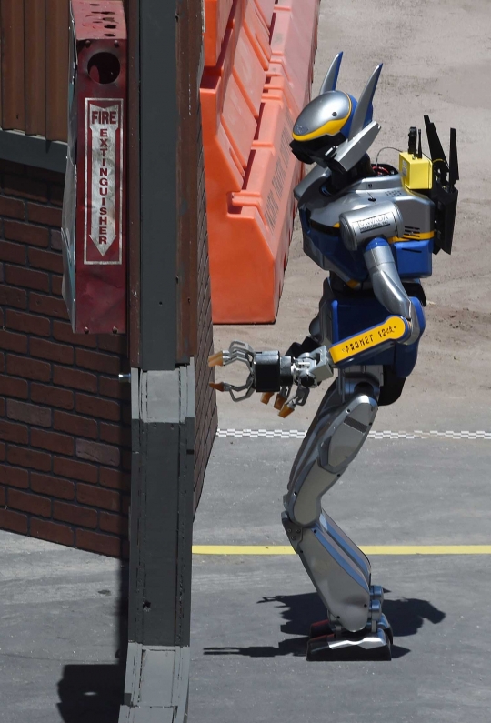 Melihat robot-robot canggih berkompetisi di DARPA Robotics Challenge