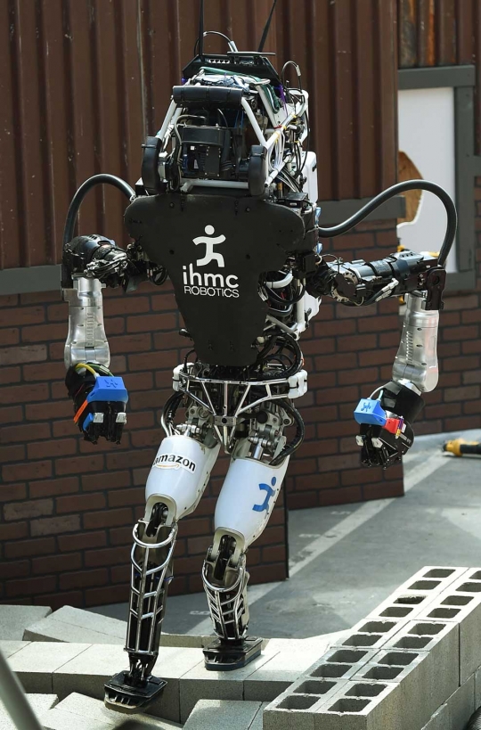 Melihat robot-robot canggih berkompetisi di DARPA Robotics Challenge
