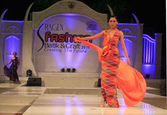 Pesona model-model ayu melenggang di Sragen Fashion Batik 2015