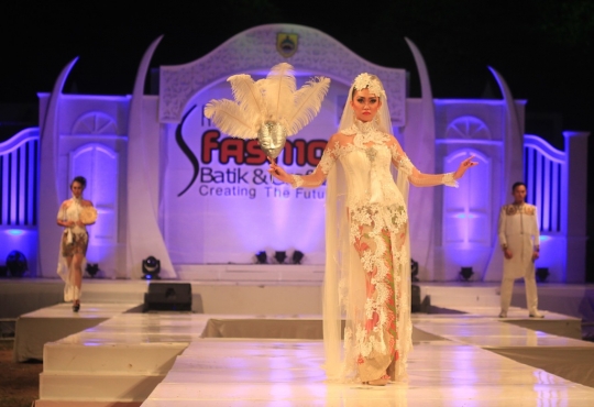 Pesona model-model ayu melenggang di Sragen Fashion Batik 2015