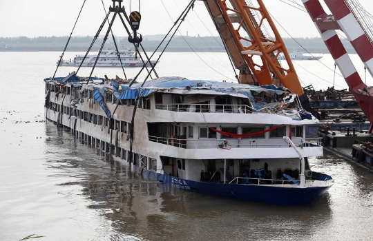 Foto Detik Detik Momen Kapal Eastern Star Saat Diangkat Ke Permukaan Merdeka Com