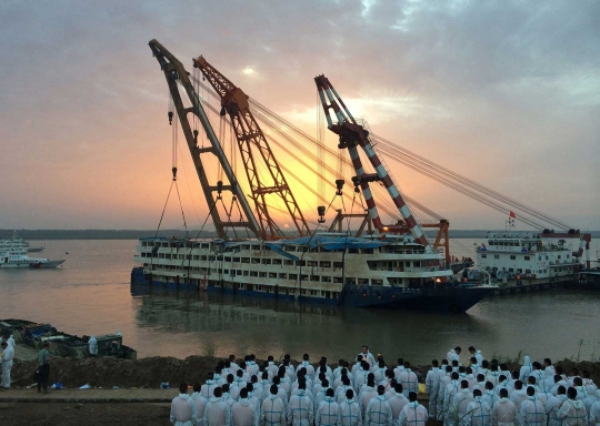 Foto Detik Detik Momen Kapal Eastern Star Saat Diangkat Ke Permukaan Merdeka Com