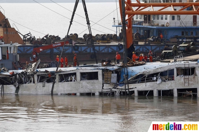 Foto Detik Detik Momen Kapal Eastern Star Saat Diangkat Ke Permukaan Merdeka Com