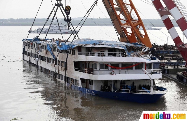 Foto Detik Detik Momen Kapal Eastern Star Saat Diangkat Ke Permukaan Merdeka Com