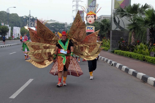 Antusiasme peserta Fashion Festival Run berlari dengan kostum unik