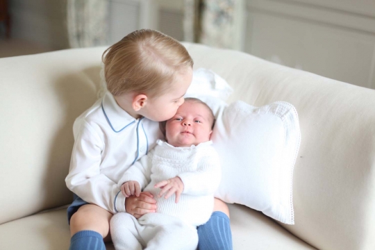 Tingkah lucu Pangeran George dan Putri Charlotte saat main bareng