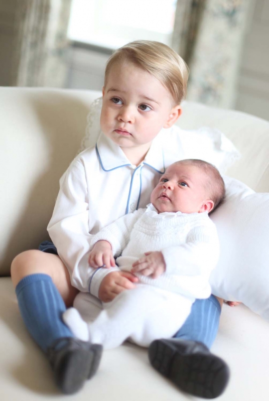 Tingkah lucu Pangeran George dan Putri Charlotte saat main bareng
