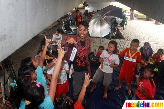 Foto : Keseruan anak jalanan belajar fotografi di kolong jembatan