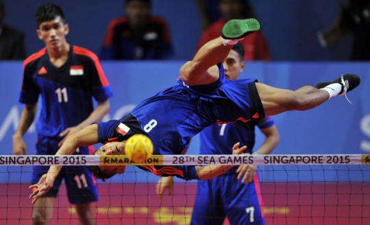 Aksi tim sepak takraw Indonesia hadapi Singapura di SEA Games 2015