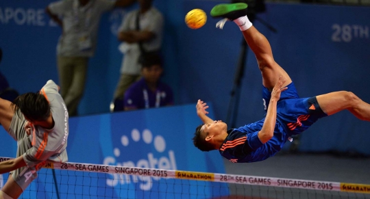 Aksi tim sepak takraw Indonesia hadapi Singapura di SEA Games 2015