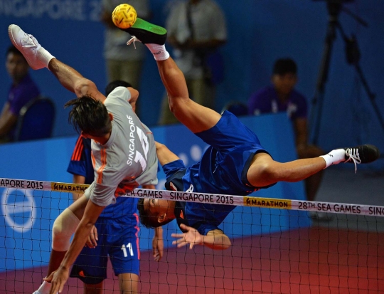 Aksi tim sepak takraw Indonesia hadapi Singapura di SEA Games 2015