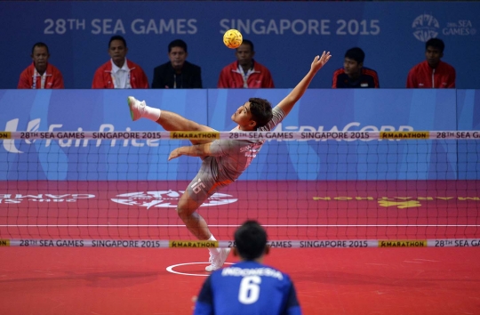 Aksi tim sepak takraw Indonesia hadapi Singapura di SEA Games 2015