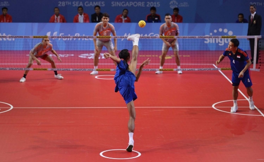 Aksi tim sepak takraw Indonesia hadapi Singapura di SEA Games 2015