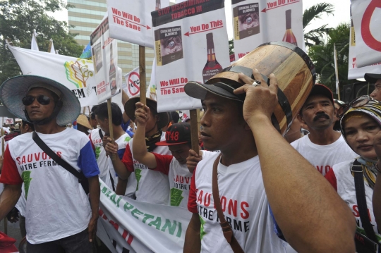 Ratusan petani tembakau demo Kedubes Prancis tolak rokok polos