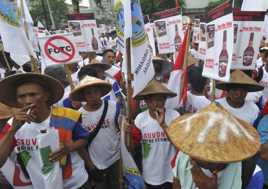 Ratusan petani tembakau demo Kedubes Prancis tolak rokok polos