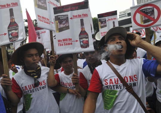 Ratusan petani tembakau demo Kedubes Prancis tolak rokok polos