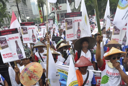 Ratusan petani tembakau demo Kedubes Prancis tolak rokok polos