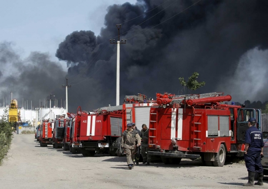Dahsyatnya kebakaran kilang minyak di Ukraina, 3 pemadam hilang