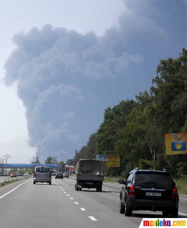 Foto : Dahsyatnya kebakaran kilang minyak di Ukraina, 3 ...