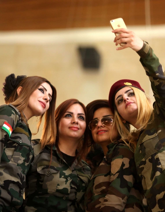 Intip tentara cantik Kurdi saat sedang asyik berfoto selfie