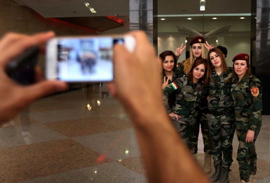 Intip tentara cantik Kurdi saat sedang asyik berfoto selfie