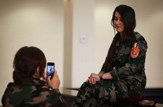 Intip tentara cantik Kurdi saat sedang asyik berfoto selfie