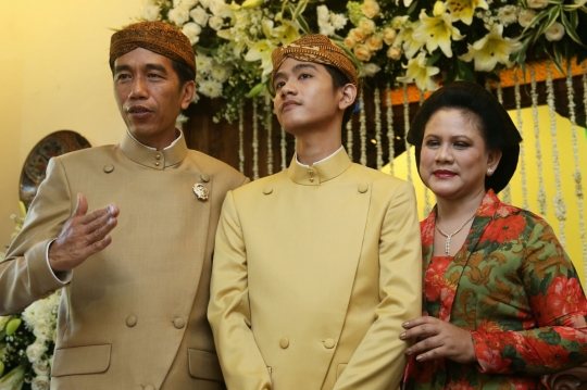 Usai prosesi siraman, Jokowi dan Iriana foto bersama Gibran