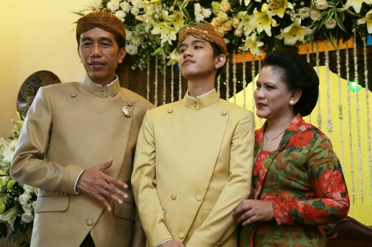 Usai prosesi siraman, Jokowi dan Iriana foto bersama Gibran