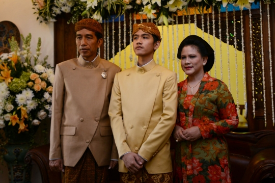 Usai prosesi siraman, Jokowi dan Iriana foto bersama Gibran