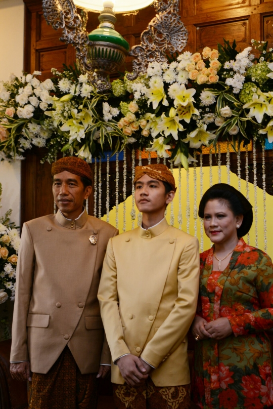 Usai prosesi siraman, Jokowi dan Iriana foto bersama Gibran