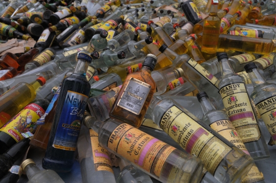 Jelang Ramadan, Polres Jaksel musnahkan 10 ribu botol miras