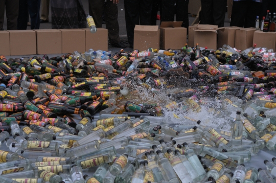 Jelang Ramadan, Polres Jaksel musnahkan 10 ribu botol miras