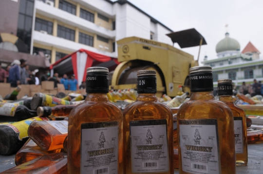 Jelang Ramadan, Polres Jaksel musnahkan 10 ribu botol miras