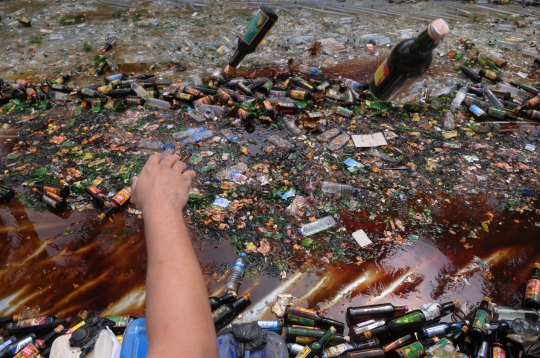 Jelang Ramadan, Polres Jaksel musnahkan 10 ribu botol miras