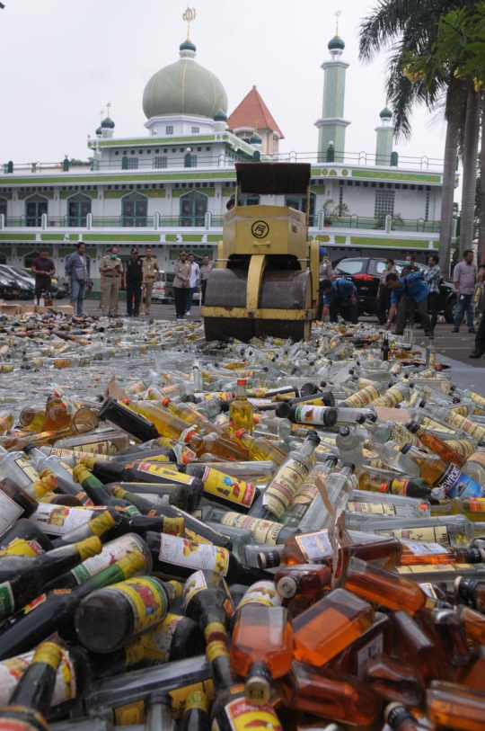 Jelang Ramadan, Polres Jaksel musnahkan 10 ribu botol miras