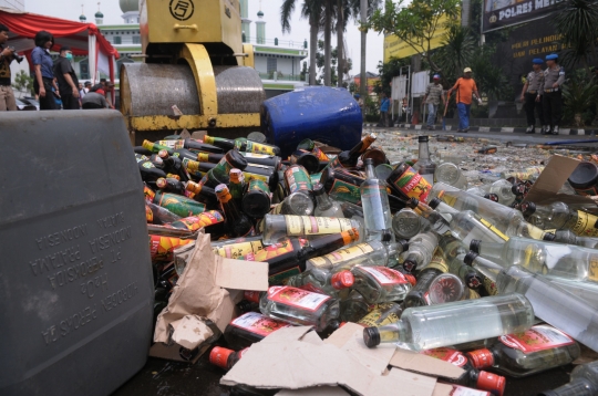 Jelang Ramadan, Polres Jaksel musnahkan 10 ribu botol miras
