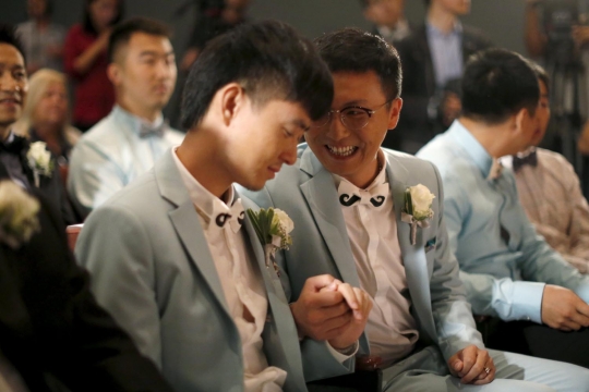 Tingkah konyol pasangan sesama jenis ikuti nikah massal di Hollywood