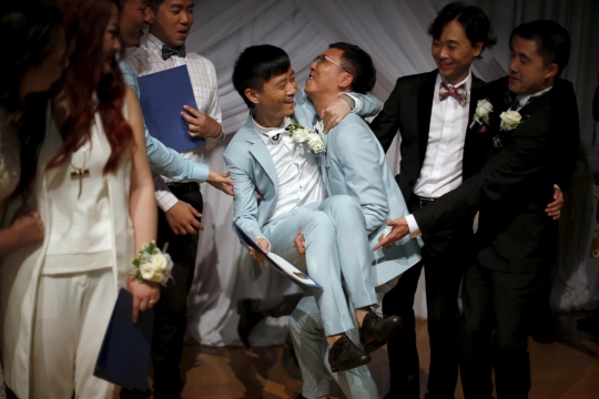 Tingkah konyol pasangan sesama jenis ikuti nikah massal di Hollywood