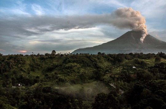 Memantau kubah Gunung Sinabung melebar pasca erupsi