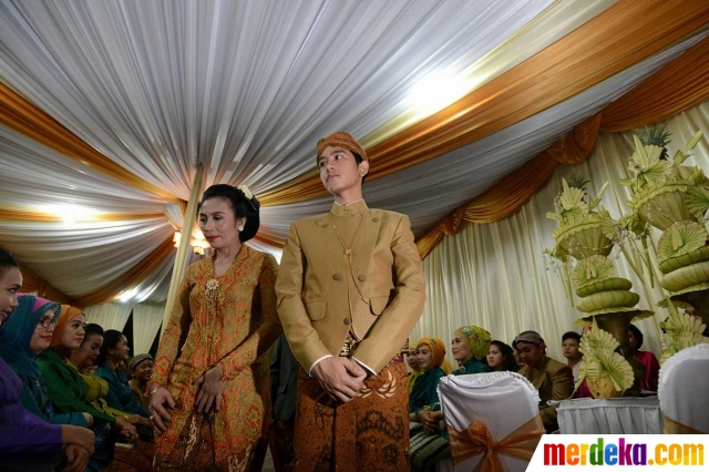 Foto : Malam midodareni, Gibran disuapi minuman oleh orang 