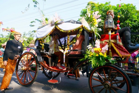 Datang ke lokasi akad nikah, Selvi naik kereta kuda