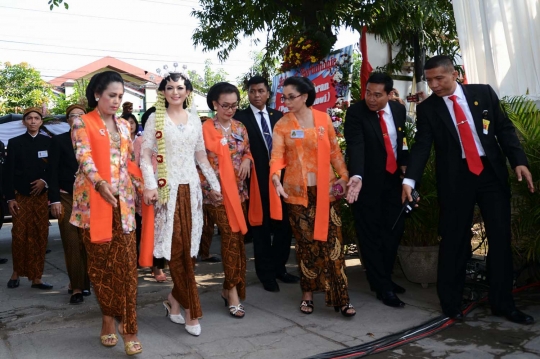 Datang ke lokasi akad nikah, Selvi naik kereta kuda